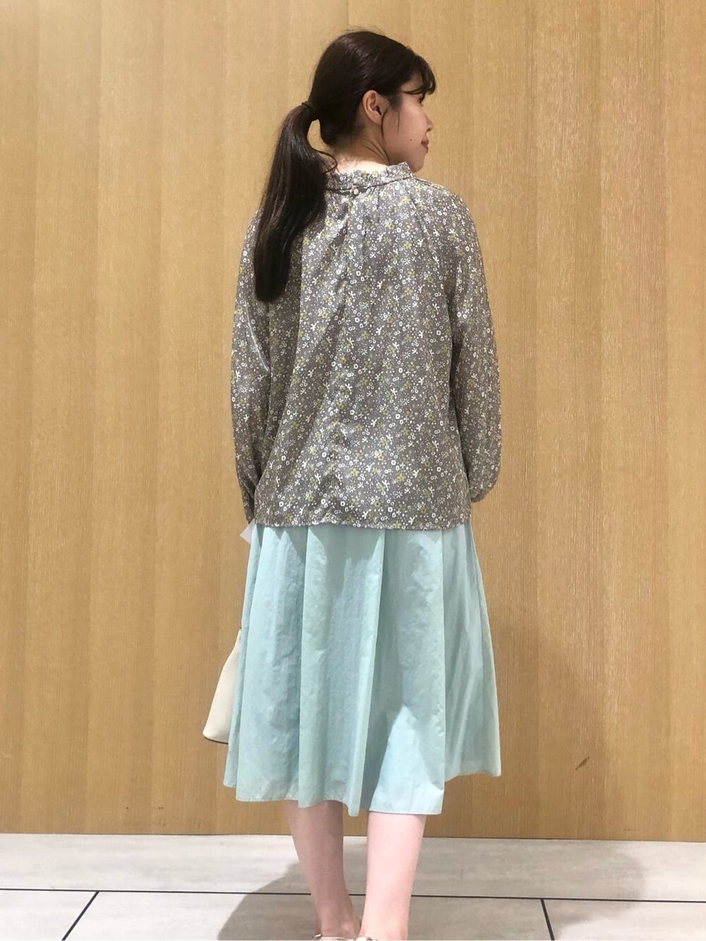 ベージュ系のシャツ/ブラウスを着用したレディースの夏コーディネートの7枚目の写真