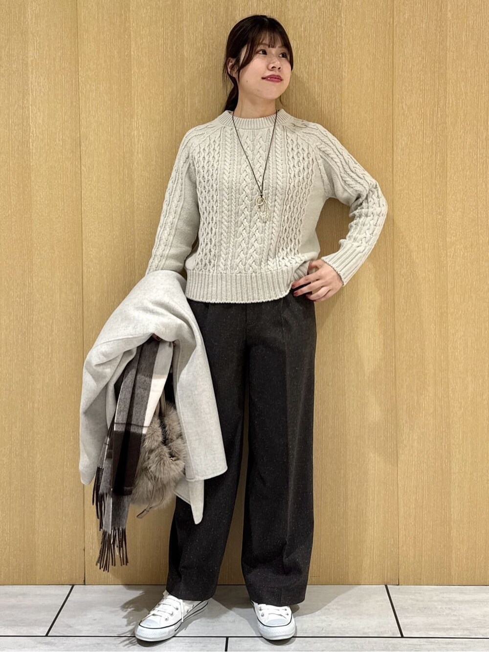 ベージュ系のニット/セーター、ブラウン系のその他パンツ、ベージュ系のチェスターコートを着用したレディースの冬コーディネートの10枚目の写真