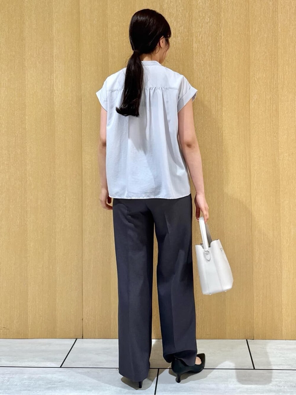 グレー系のシャツ/ブラウス、グレー系のその他パンツ、ブラック系のテーラードジャケットを着用したレディースの夏コーディネートの3枚目の写真