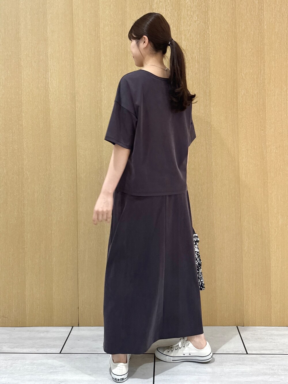 ブラウン系のTシャツ/カットソー、ブラウン系のスカートを着用したレディースの夏コーディネートの2枚目の写真