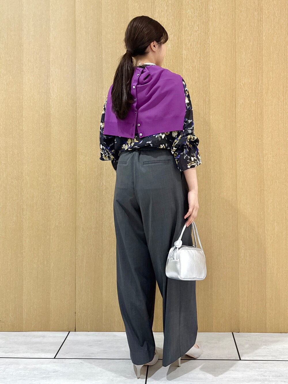 グレー系のシャツ/ブラウス、パープル系のカーディガン/ボレロ、グレー系のその他パンツを着用したレディースの秋コーディネートの4枚目の写真