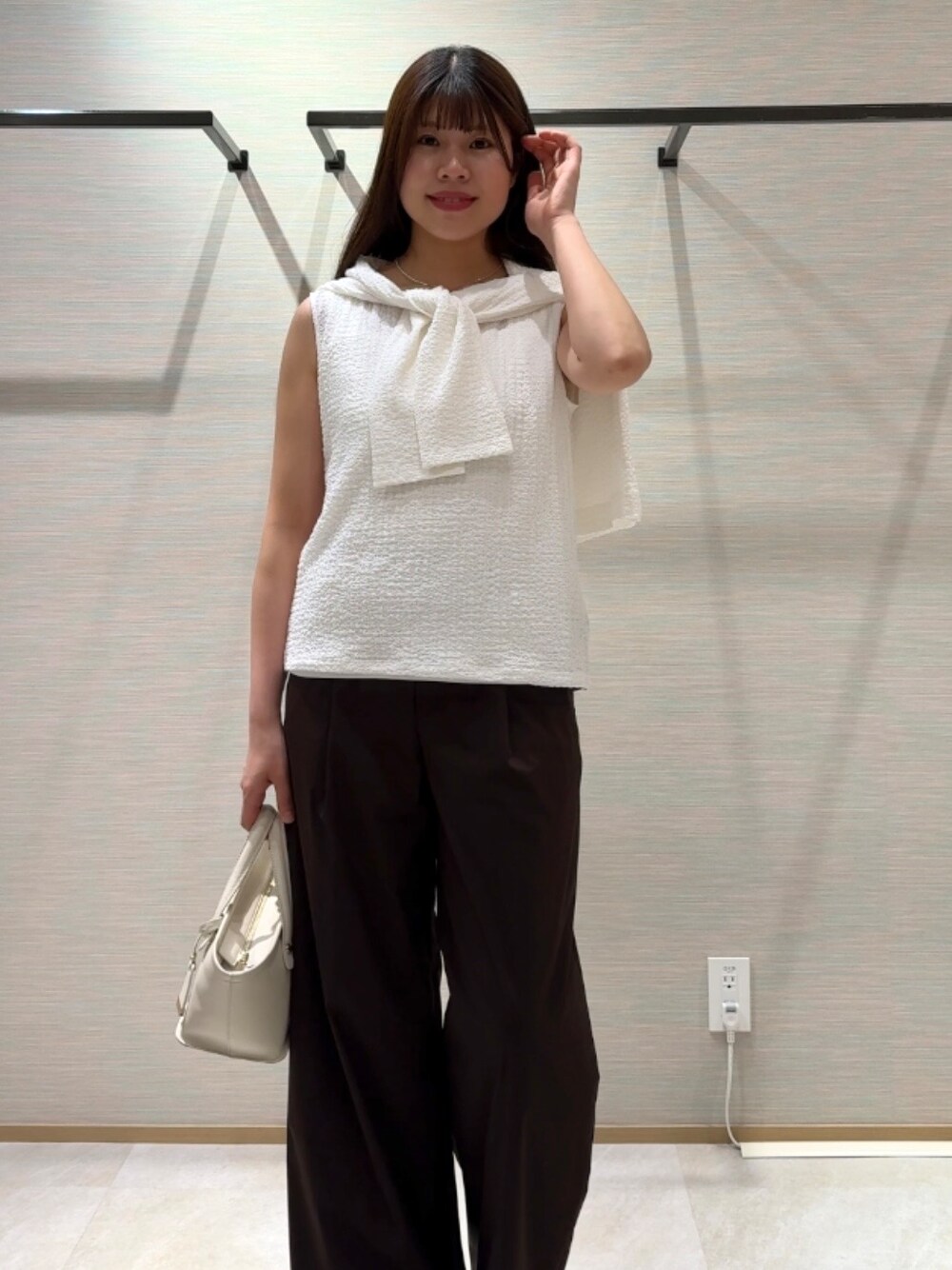 ホワイト系のカーディガン/ボレロ、ホワイト系のTシャツ/カットソー、ブラウン系のその他パンツを着用したレディースの夏コーディネートの6枚目の写真