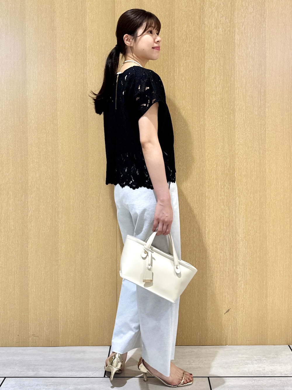 ブラック系のシャツ/ブラウス、グレー系のその他パンツ、ブラウン系のカーディガン/ボレロを着用したレディースの秋コーディネートの4枚目の写真