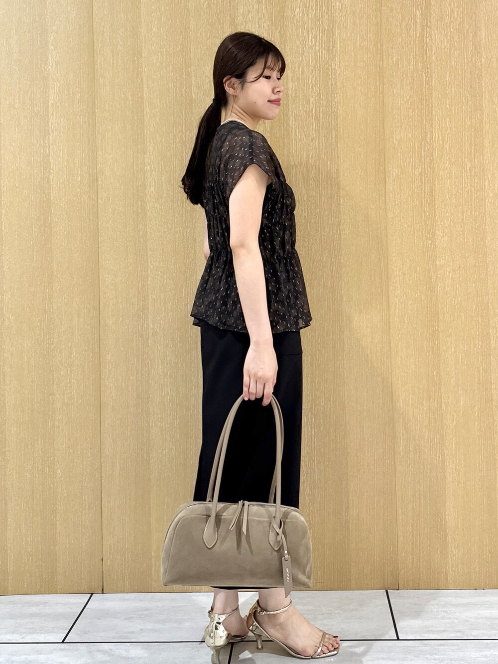 ブラウン系のシャツ/ブラウス、ブラック系のタンクトップ、ブラック系のスカートを着用したレディースの夏コーディネートの5枚目の写真