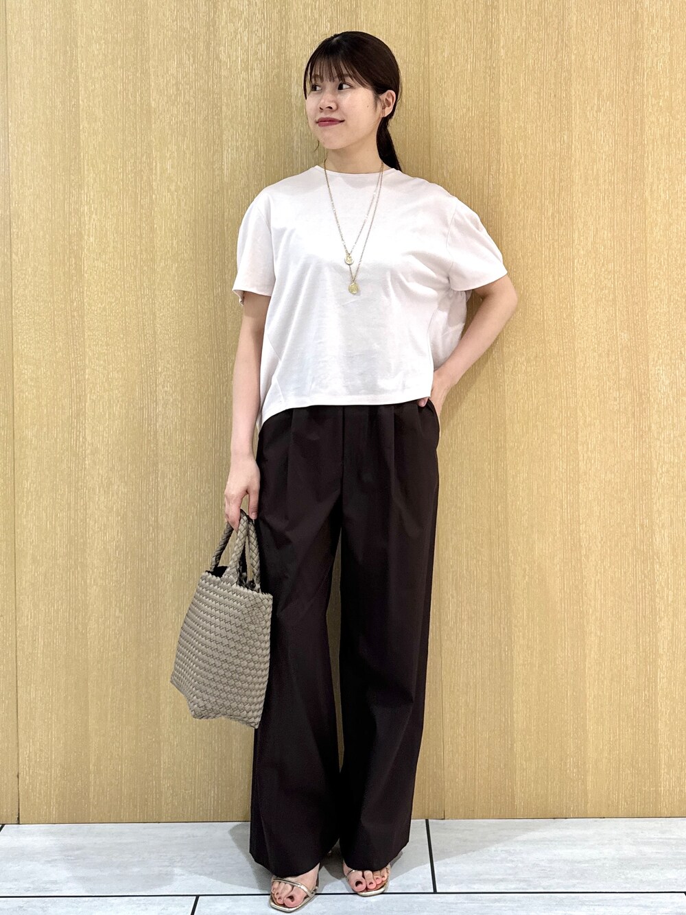 ピンク系のTシャツ/カットソー、ブラウン系のその他パンツを着用したレディースの夏コーディネートの2枚目の写真