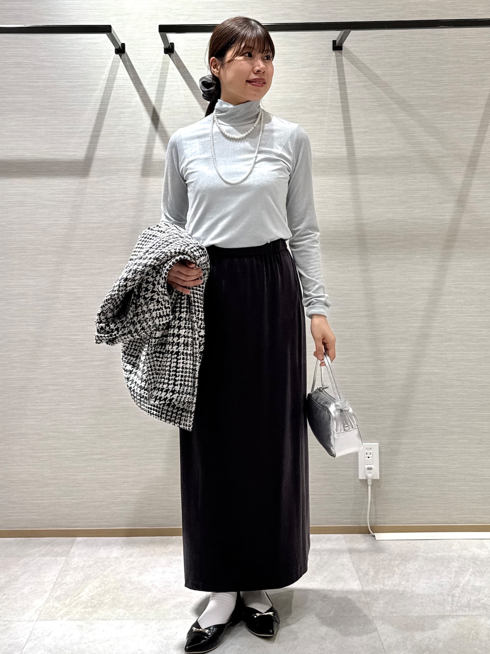 グリーン系のTシャツ/カットソー、ブラウン系のスカート、シルバー系のショルダーバッグを着用したレディースの秋コーディネートの8枚目の写真