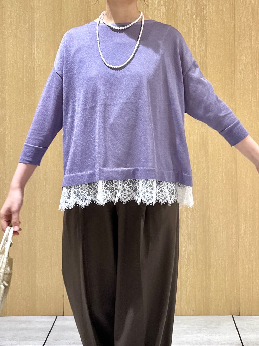 パープル系のニット/セーター、ブラウン系のその他パンツを着用したレディースの夏コーディネートの6枚目の写真