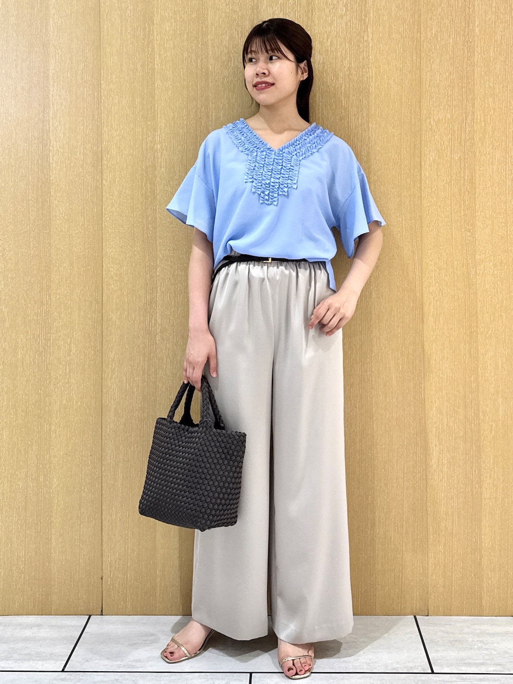 ブルー系のシャツ/ブラウス、ベージュ系のその他パンツを着用したレディースの夏コーディネートの9枚目の写真
