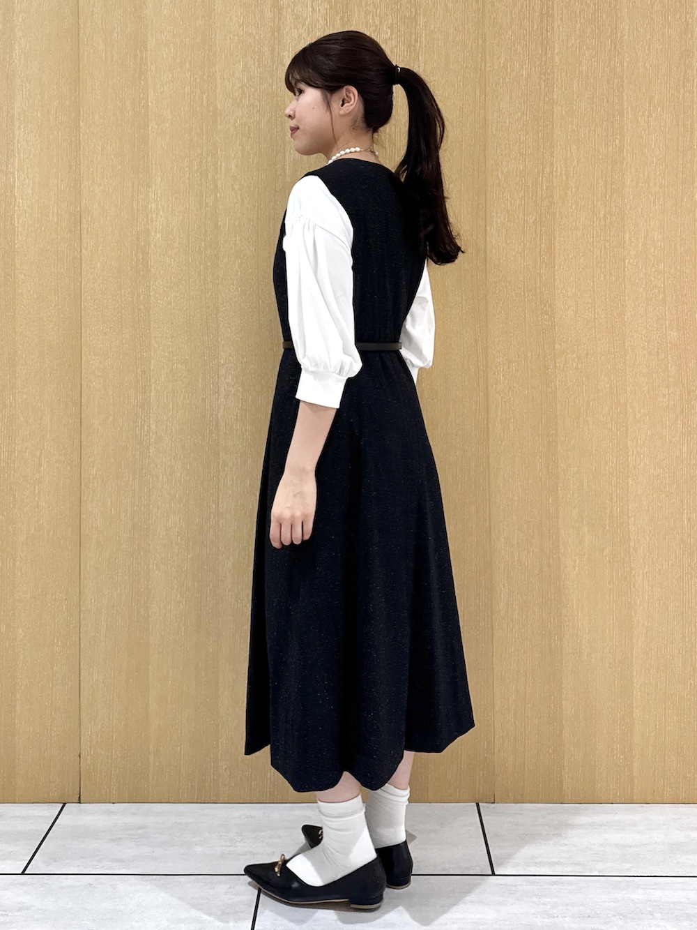 ホワイト系のTシャツ/カットソー、ゴールド系のショルダーバッグ、ゴールド系のネックレスを着用したレディースの秋コーディネートの2枚目の写真