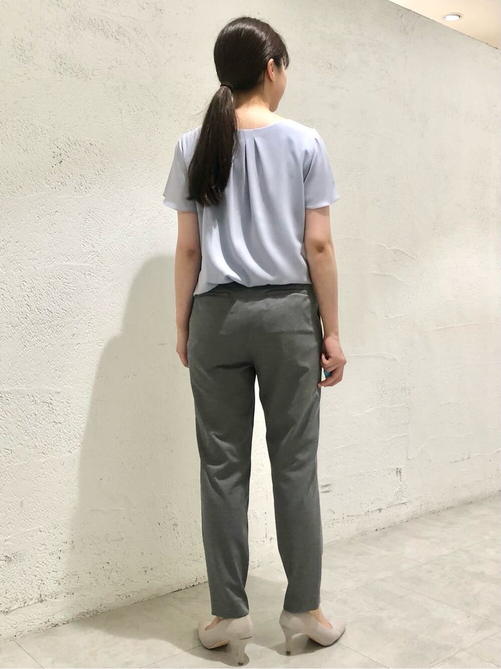 ブルー系のシャツ/ブラウス、グレー系のその他パンツ、グレー系のテーラードジャケットを着用したレディースの夏コーディネートの4枚目の写真