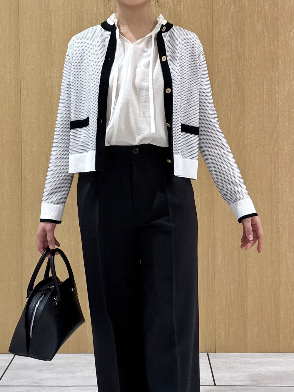 ブラック系のその他パンツ、ホワイト系のシャツ/ブラウス、ホワイト系のカーディガン/ボレロを着用したレディースの春コーディネートの5枚目の写真