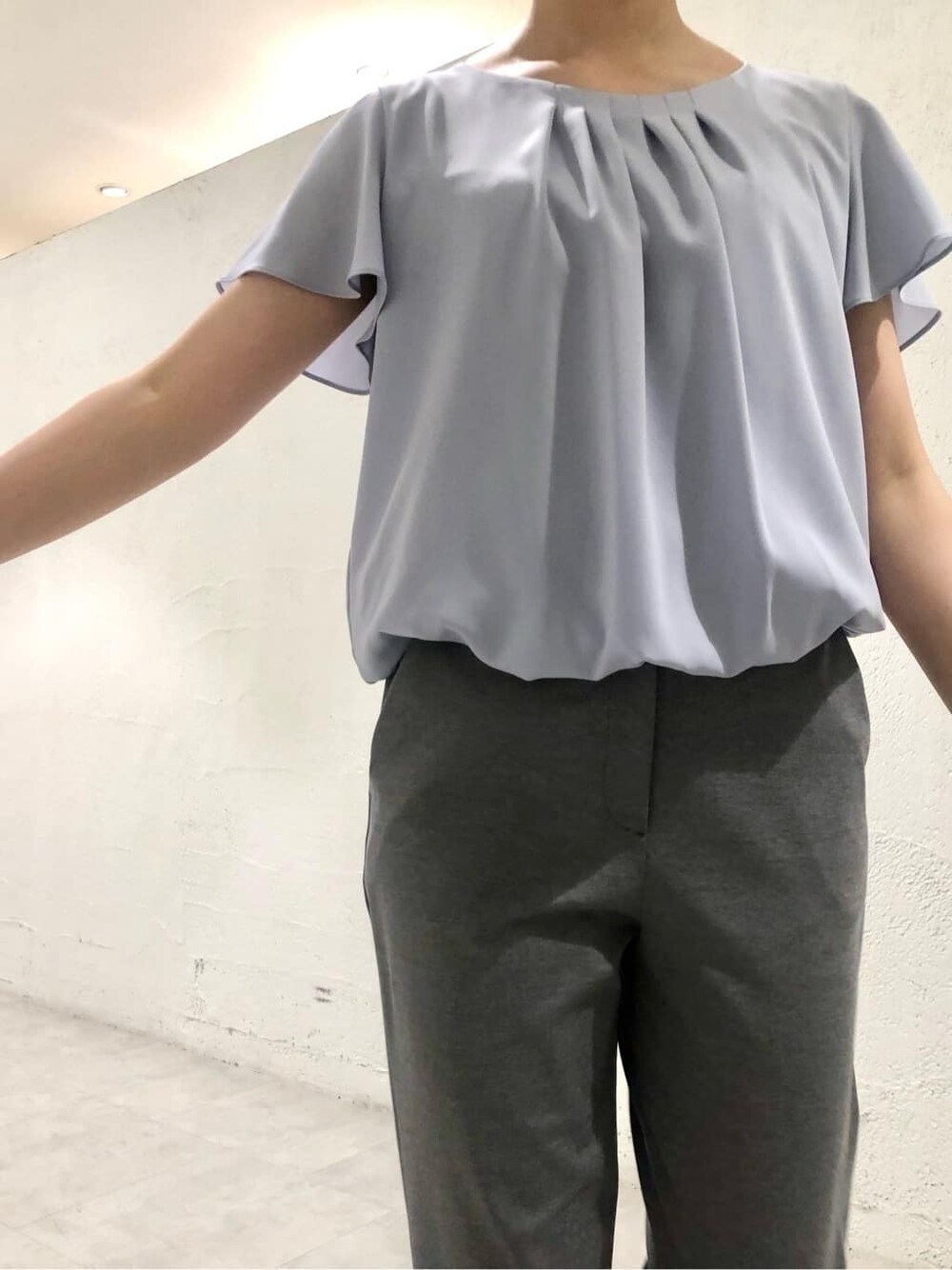 ブルー系のシャツ/ブラウス、グレー系のその他パンツ、グレー系のテーラードジャケットを着用したレディースの夏コーディネートの5枚目の写真