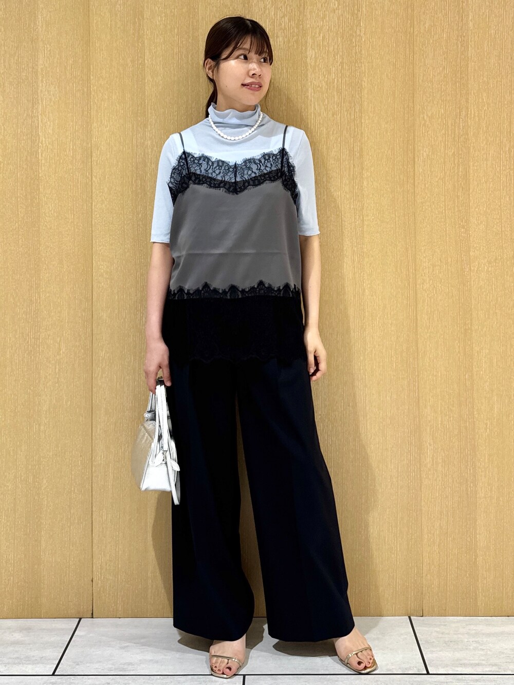 ブルー系のTシャツ/カットソー、ブラック系のその他パンツを着用したレディースの夏コーディネートの7枚目の写真