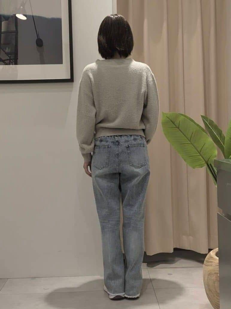 ベージュ系のニット/セーター、ブルー系のデニムパンツ、ブラック系のショルダーバッグを着用したレディースの秋コーディネートの10枚目の写真