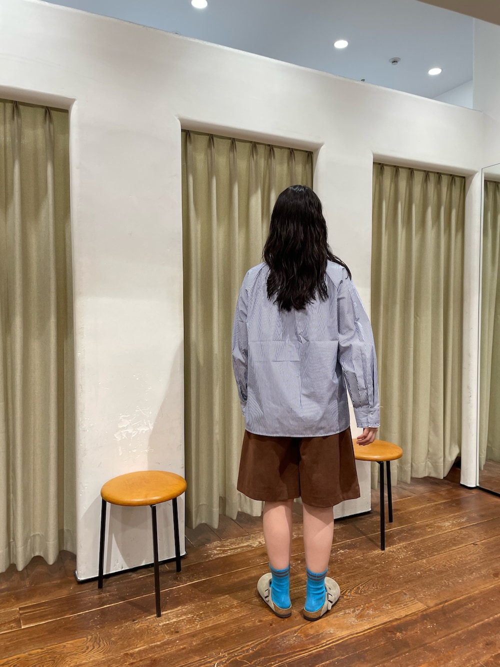 ブラウン系のベスト、ブルー系のシャツ/ブラウス、ブラウン系のその他パンツを着用したレディースの秋コーディネートの8枚目の写真