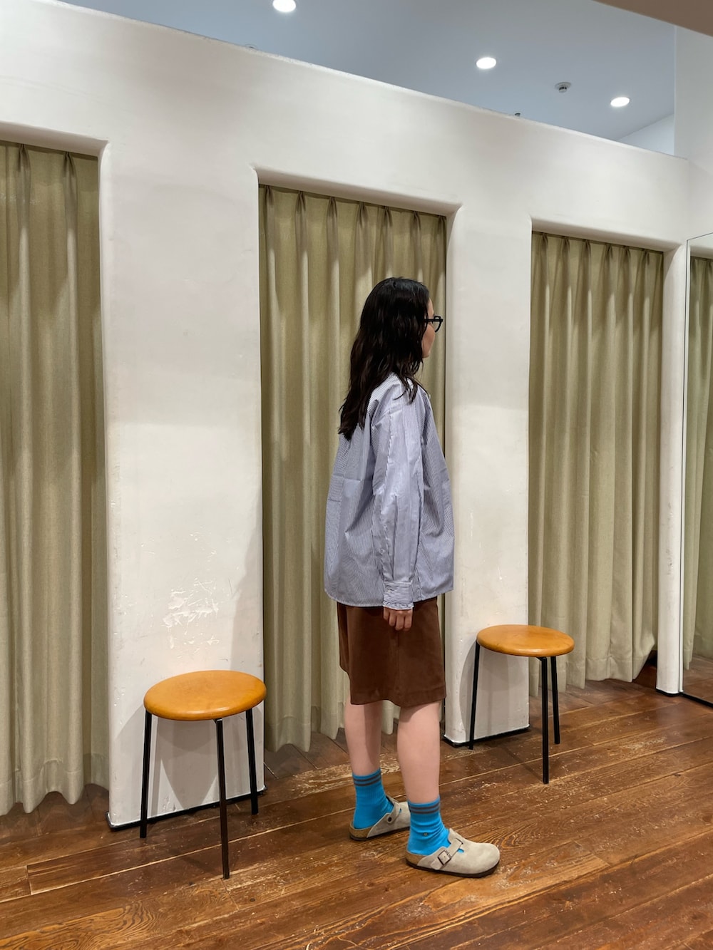 ブラウン系のベスト、ブルー系のシャツ/ブラウス、ブラウン系のその他パンツを着用したレディースの秋コーディネートの9枚目の写真