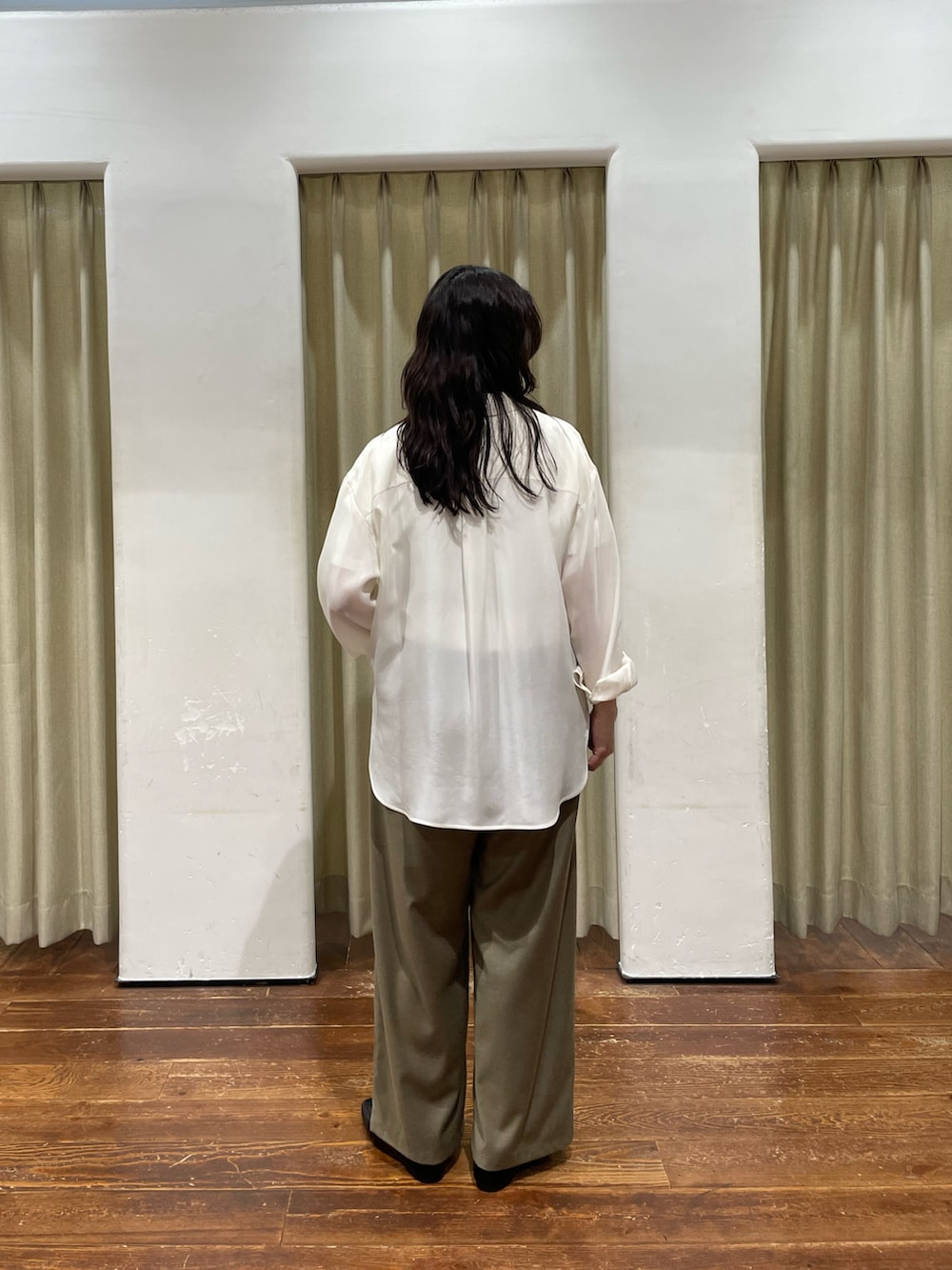 ホワイト系のTシャツ/カットソー、ベージュ系のその他パンツ、ブラック系のローファーを着用したレディースの秋コーディネートの4枚目の写真