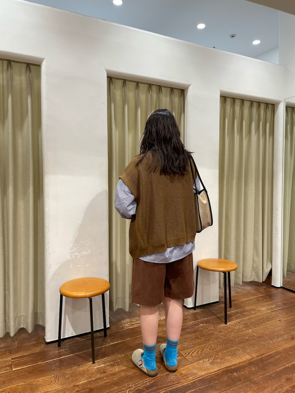 ブラウン系のベスト、ブルー系のシャツ/ブラウス、ブラウン系のその他パンツを着用したレディースの秋コーディネートの4枚目の写真