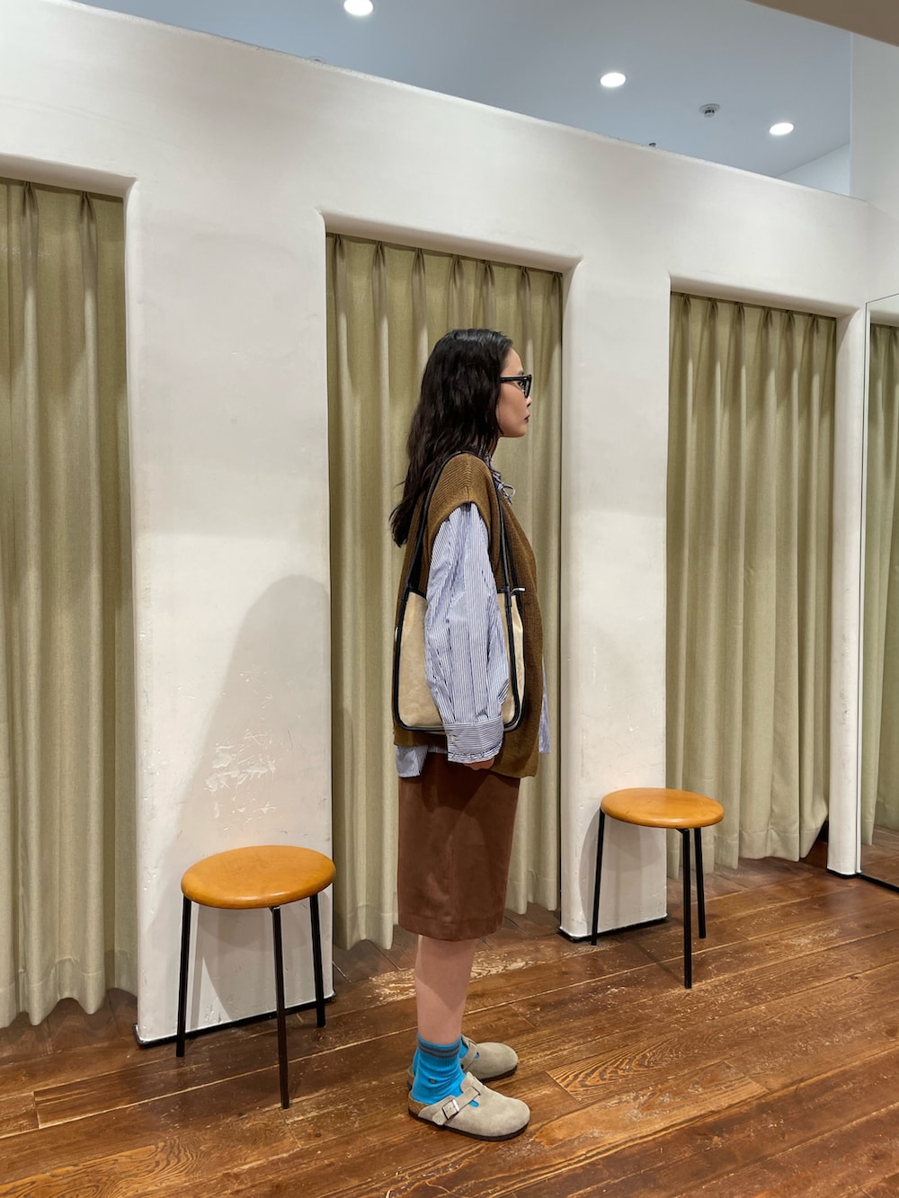 ブラウン系のベスト、ブルー系のシャツ/ブラウス、ブラウン系のその他パンツを着用したレディースの秋コーディネートの2枚目の写真