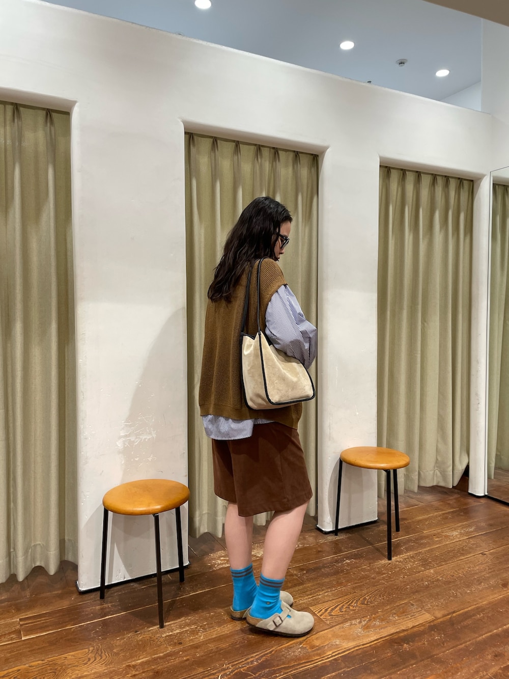 ブラウン系のベスト、ブルー系のシャツ/ブラウス、ブラウン系のその他パンツを着用したレディースの秋コーディネートの3枚目の写真