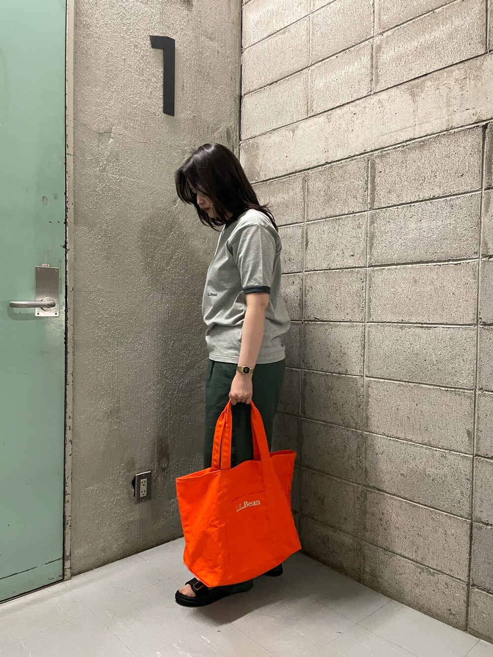 グレー系のTシャツ/カットソー、グリーン系のその他パンツ、ブラック系のサンダルを着用したレディースの春コーディネートの2枚目の写真