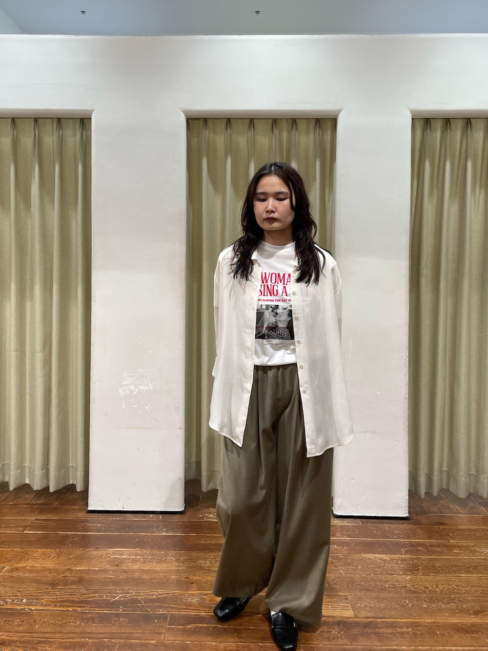 ホワイト系のTシャツ/カットソー、ベージュ系のその他パンツ、ブラック系のローファーを着用したレディースの秋コーディネートの2枚目の写真