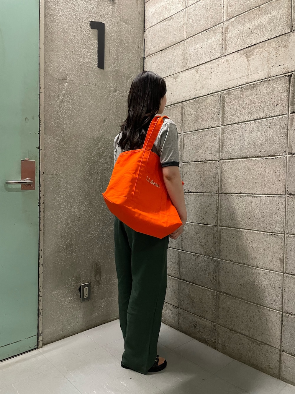 グレー系のTシャツ/カットソー、グリーン系のその他パンツ、ブラック系のサンダルを着用したレディースの春コーディネートの4枚目の写真