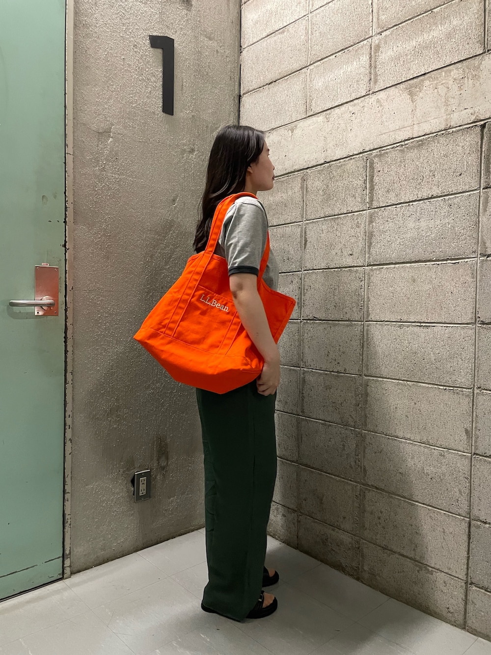 グレー系のTシャツ/カットソー、グリーン系のその他パンツ、ブラック系のサンダルを着用したレディースの春コーディネートの3枚目の写真