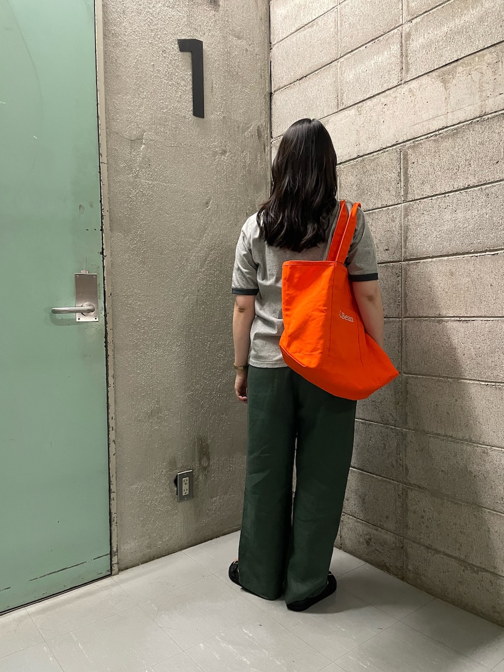 グレー系のTシャツ/カットソー、グリーン系のその他パンツ、ブラック系のサンダルを着用したレディースの春コーディネートの5枚目の写真