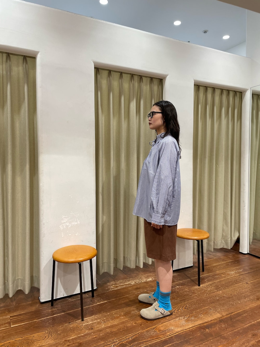 ブラウン系のベスト、ブルー系のシャツ/ブラウス、ブラウン系のその他パンツを着用したレディースの秋コーディネートの7枚目の写真