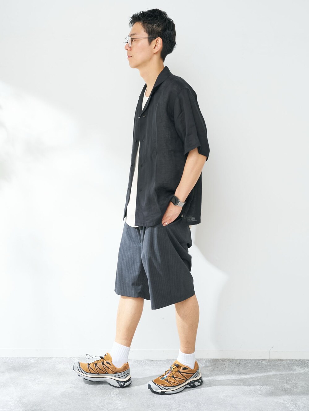 グレー系のその他パンツ、ブラック系のシャツ/ブラウスを着用したメンズの夏コーディネートの2枚目の写真