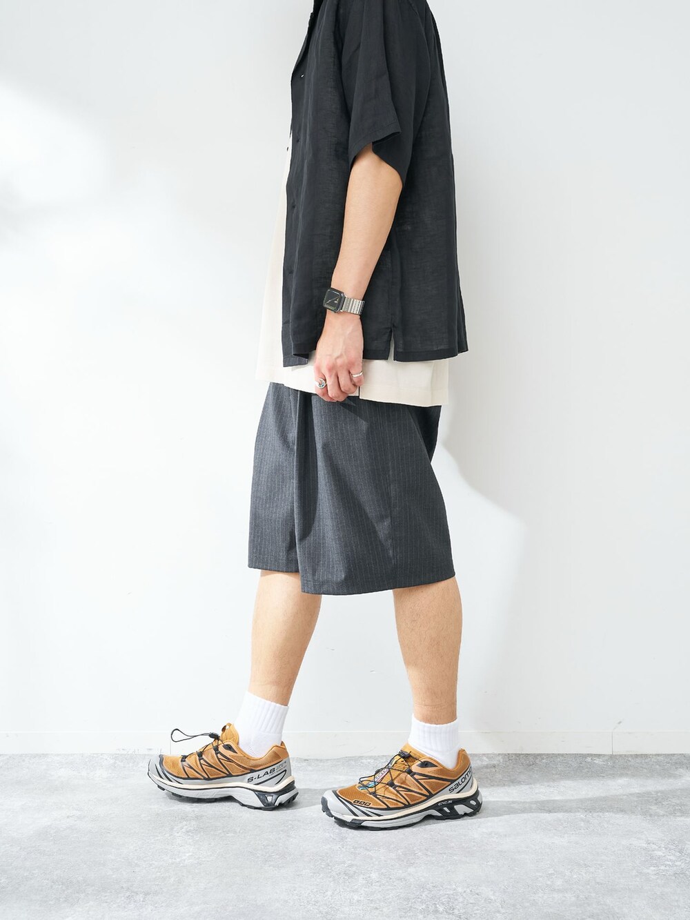 グレー系のその他パンツ、ブラック系のシャツ/ブラウスを着用したメンズの夏コーディネートの5枚目の写真