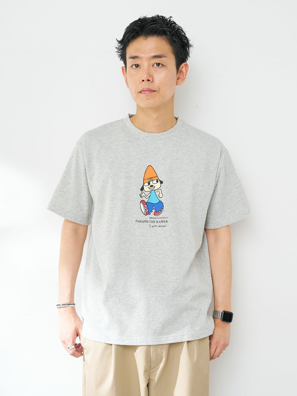 グレー系のTシャツ/カットソーを着用したメンズの夏コーディネートの4枚目の写真