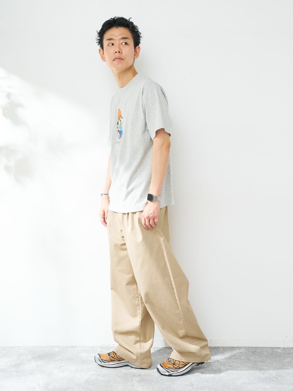グレー系のTシャツ/カットソーを着用したメンズの夏コーディネートの2枚目の写真