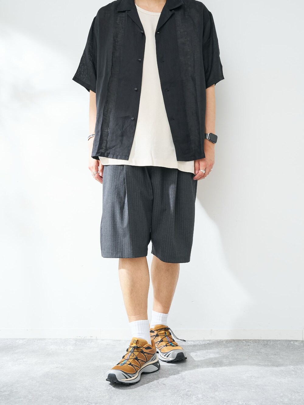 グレー系のその他パンツ、ブラック系のシャツ/ブラウスを着用したメンズの夏コーディネートの4枚目の写真