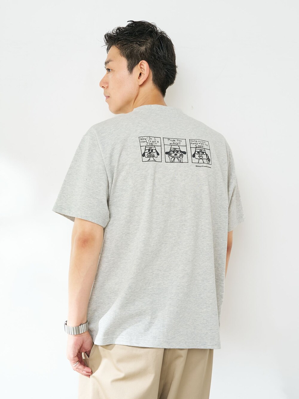 グレー系のTシャツ/カットソーを着用したメンズの夏コーディネートの6枚目の写真