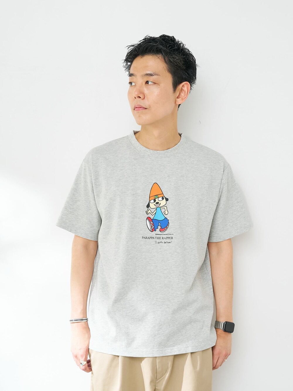 グレー系のTシャツ/カットソーを着用したメンズの夏コーディネートの5枚目の写真