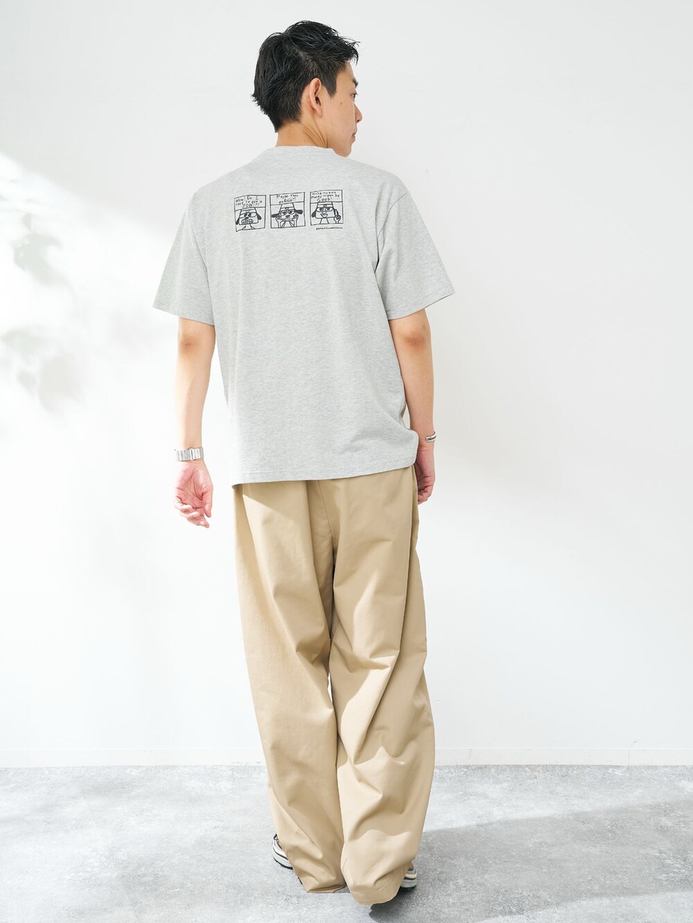 グレー系のTシャツ/カットソーを着用したメンズの夏コーディネートの3枚目の写真