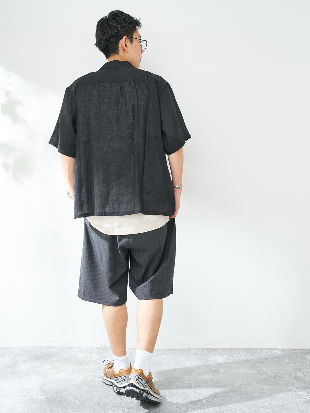 グレー系のその他パンツ、ブラック系のシャツ/ブラウスを着用したメンズの夏コーディネートの3枚目の写真