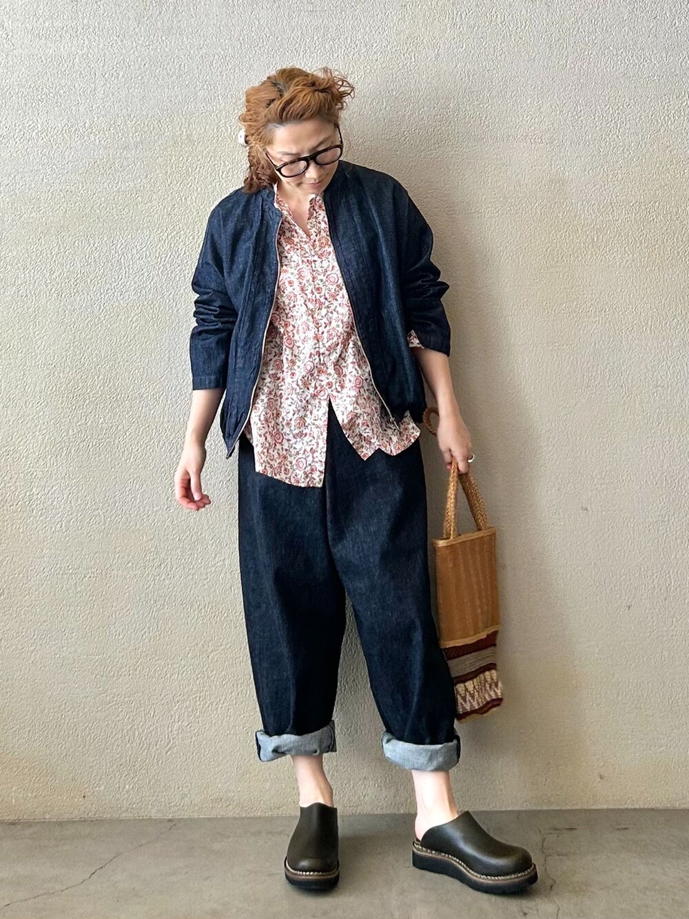 ブルー系のデニムジャケット、ブルー系のデニムパンツ、レッド系のシャツ/ブラウスを着用したレディースの冬コーディネートの3枚目の写真