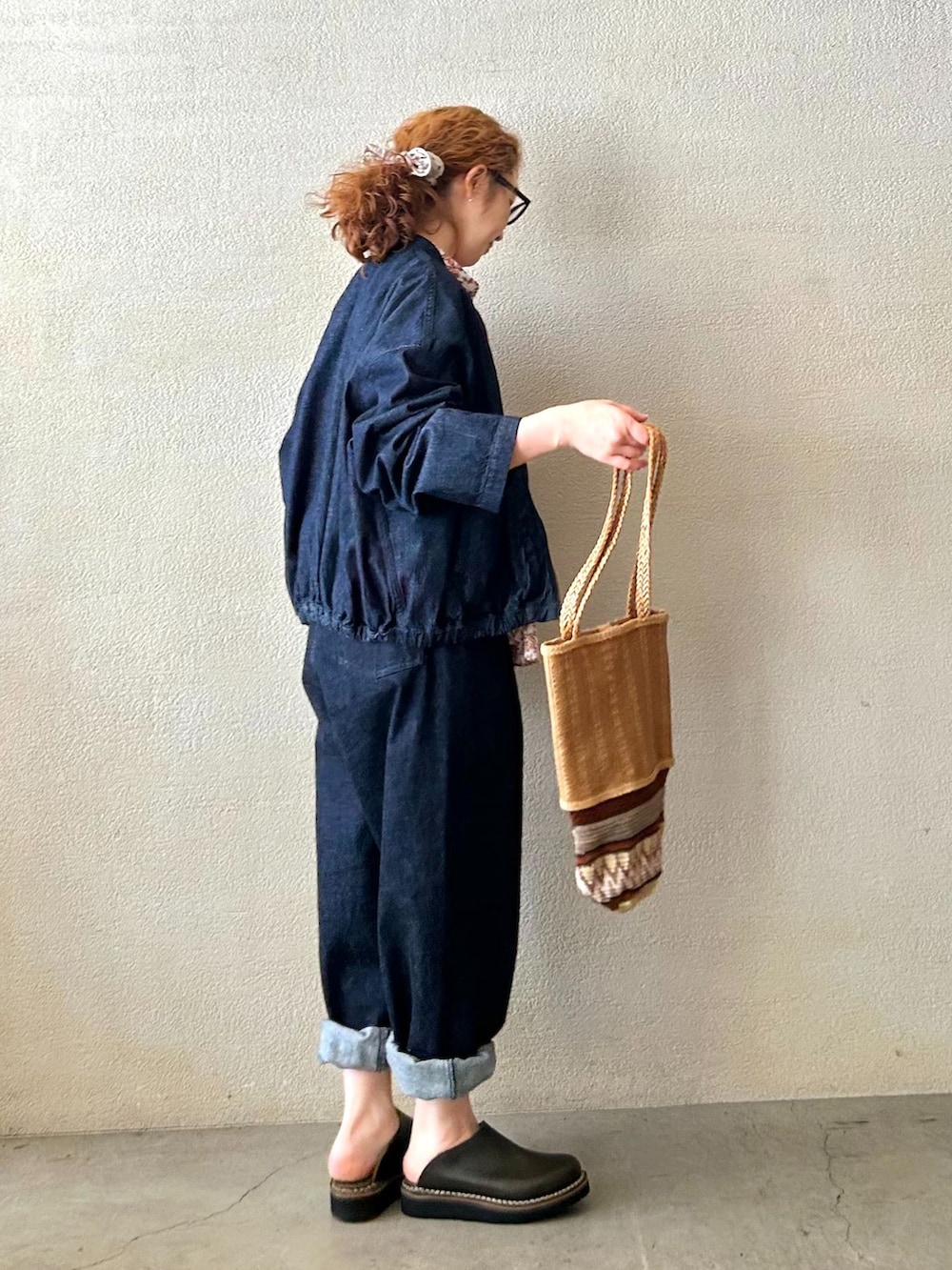 ブルー系のデニムジャケット、ブルー系のデニムパンツ、レッド系のシャツ/ブラウスを着用したレディースの冬コーディネートの2枚目の写真