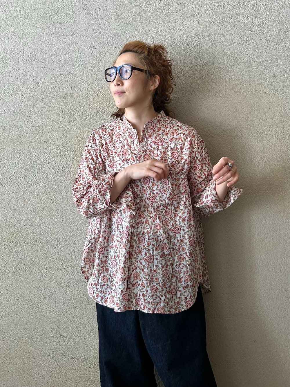 ブルー系のデニムジャケット、ブルー系のデニムパンツ、レッド系のシャツ/ブラウスを着用したレディースの冬コーディネートの5枚目の写真