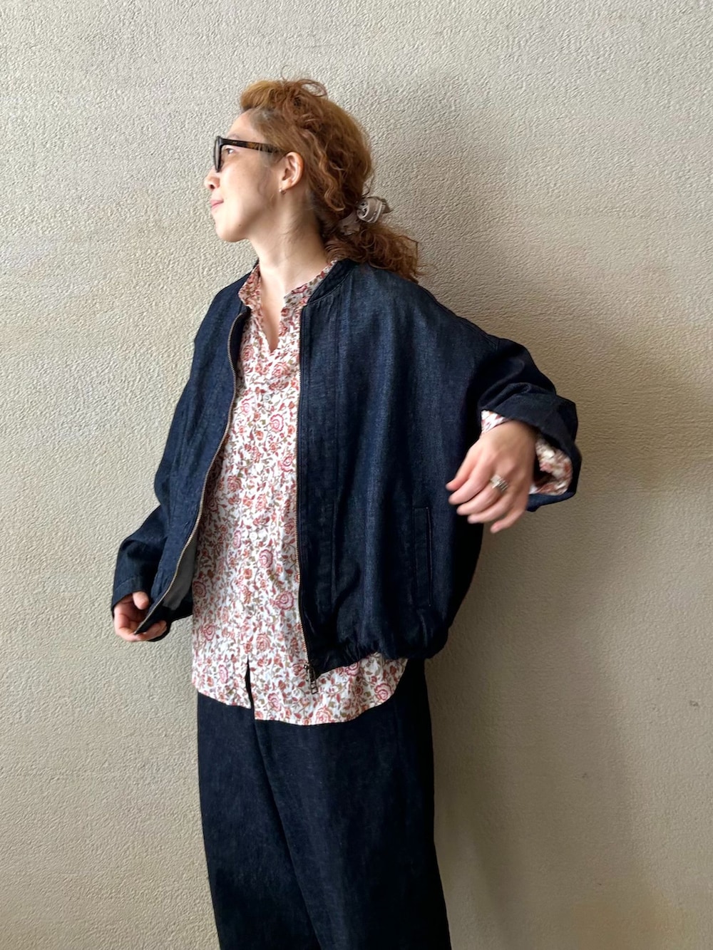ブルー系のデニムジャケット、ブルー系のデニムパンツ、レッド系のシャツ/ブラウスを着用したレディースの冬コーディネートの4枚目の写真