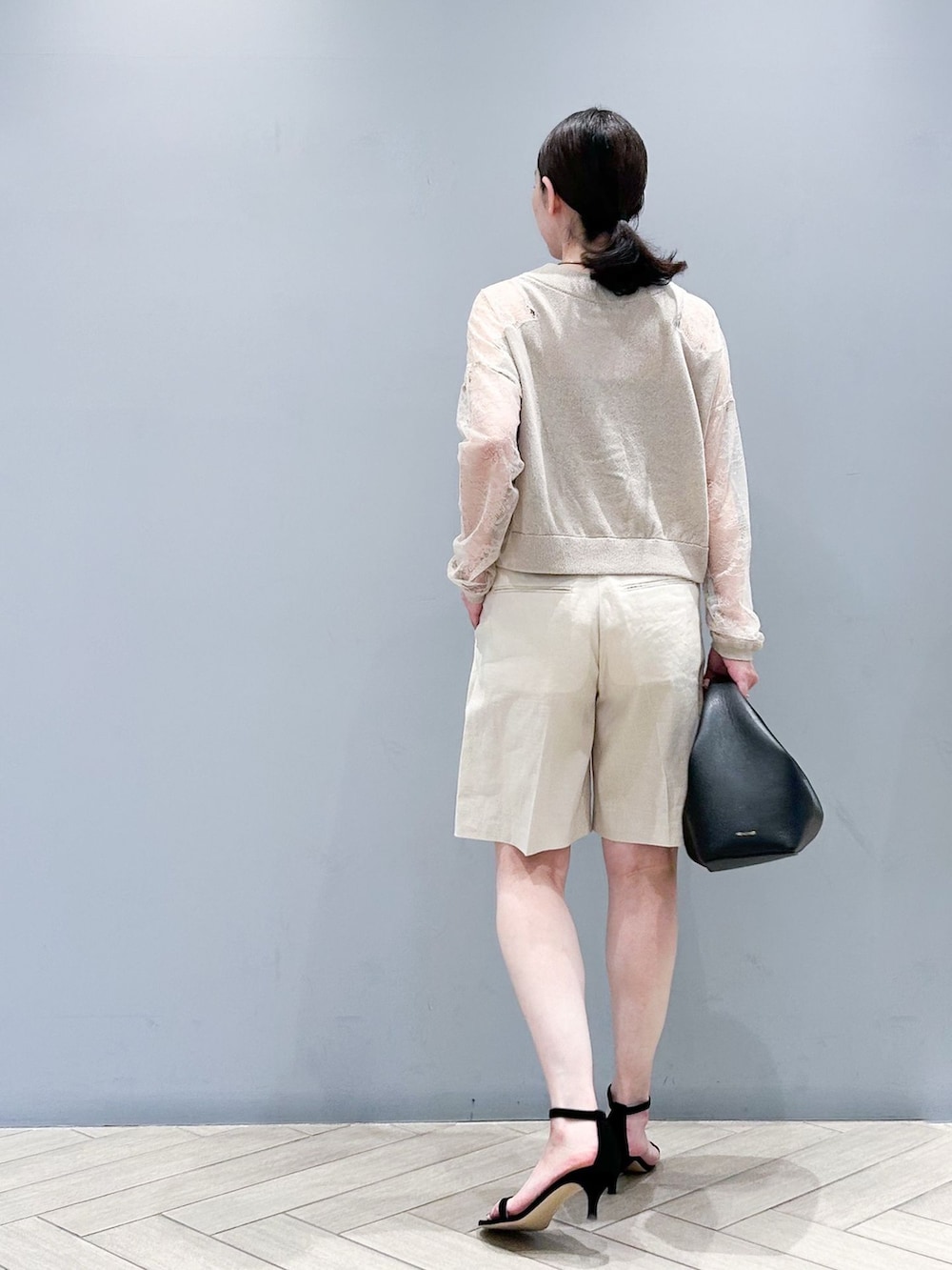 ベージュ系のその他パンツ、ベージュ系のカーディガン/ボレロ、ブラック系のハンドバッグを着用したレディースの春コーディネートの3枚目の写真
