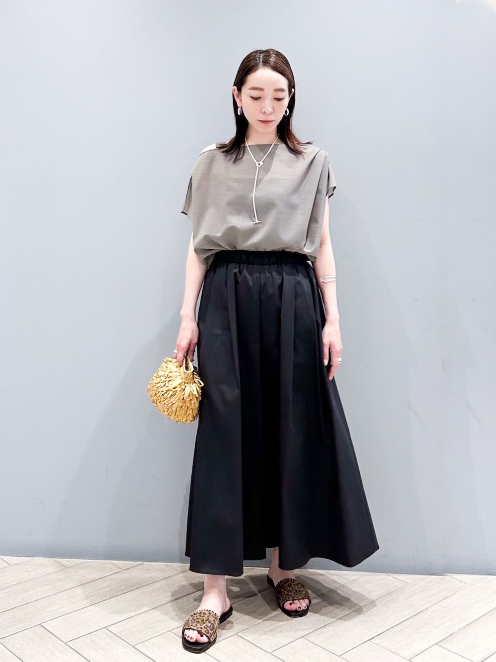 ブラック系のその他パンツ、ベージュ系のシャツ/ブラウス、その他のサンダルを着用したレディースの春コーディネートの2枚目の写真