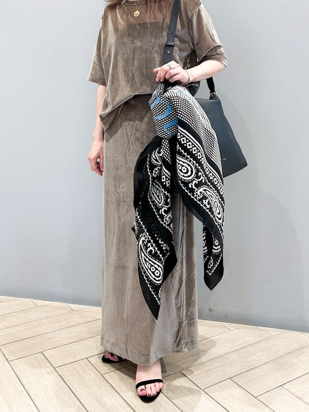 ベージュ系のスカート、ベージュ系のTシャツ/カットソー、その他のブレスレットを着用したレディースの夏コーディネートの9枚目の写真