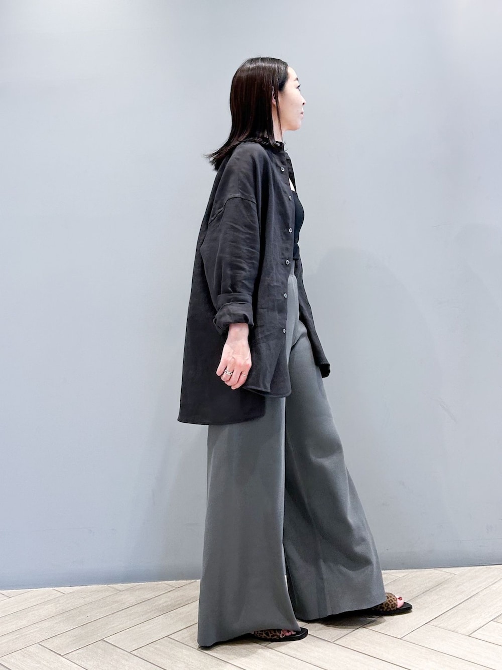 グレー系のその他パンツ、ブラウン系のシャツ/ブラウス、その他のサンダルを着用したレディースの春コーディネートの5枚目の写真