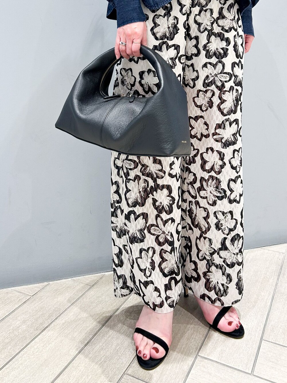 その他のその他パンツ、ブルー系のシャツ/ブラウス、ブラック系のハンドバッグを着用したレディースの春コーディネートの8枚目の写真