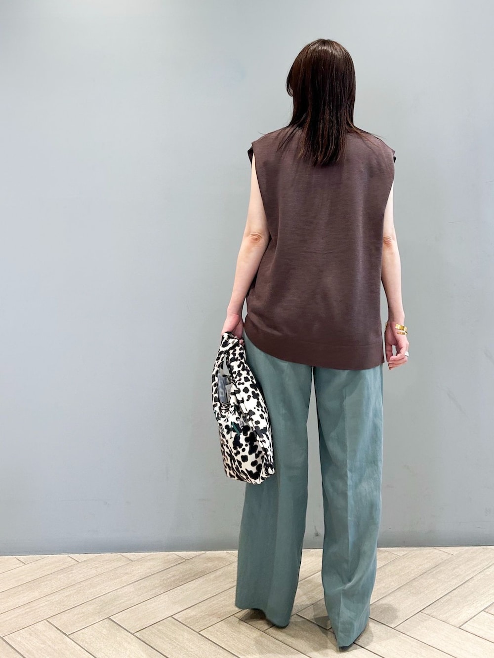 グリーン系のその他パンツ、ブラウン系のベスト、その他のエコバッグ/サブバッグを着用したレディースの夏コーディネートの4枚目の写真