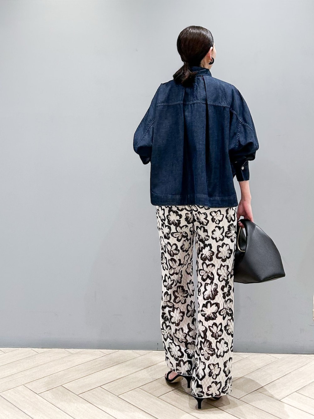 その他のその他パンツ、ブルー系のシャツ/ブラウス、ブラック系のハンドバッグを着用したレディースの春コーディネートの3枚目の写真